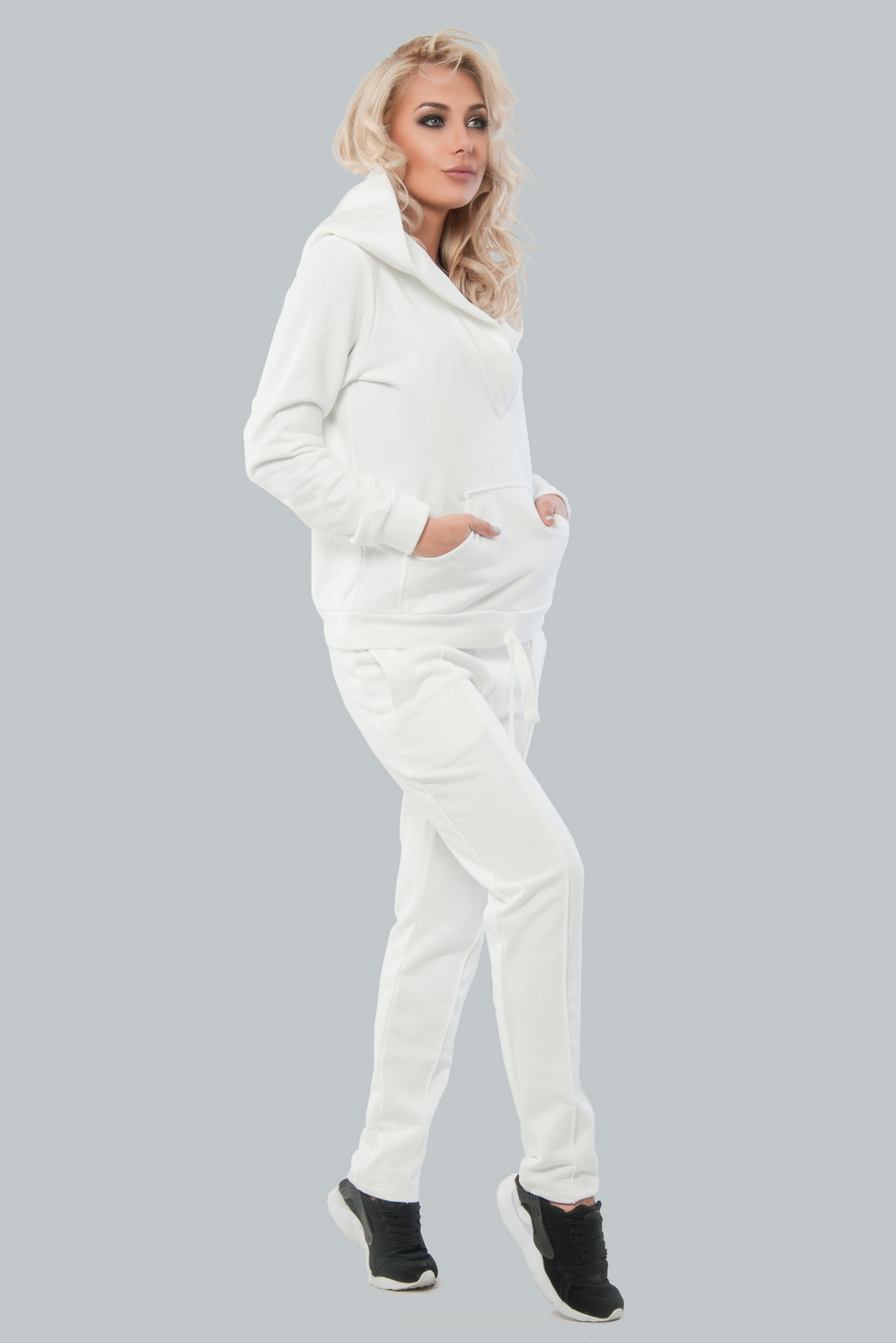 Белый спортивный костюм женский